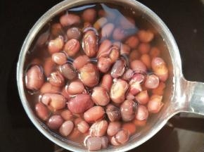 放锅中煮熟放凉。(用炖盅，电饭煲，电压力锅都可以)我喜欢粉糯口感，煮完红豆有开花颗粒状。装容器中放冰箱冷藏，喝时取用。