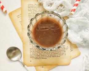 准备一个杯子，取两勺冰镇红豆。