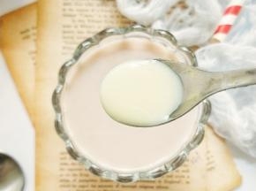 加一小勺炼乳。