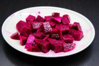 火龙果去皮，切块，根据自己的料理机的实际情况切大块或小块都可以。