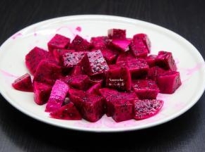 火龙果去皮，切块，根据自己的料理机的实际情况切大块或小块都可以。