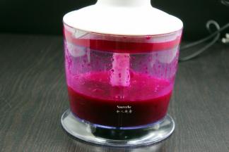 切好块的火龙果，放入料理机打碎，喜欢口感细滑的可以打碎些，喜欢水果成块的，可以打成小碎块，根据自己口感调整。