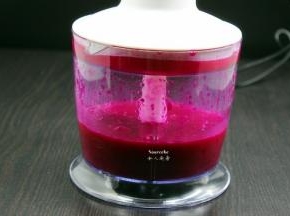 切好块的火龙果，放入料理机打碎，喜欢口感细滑的可以打碎些，喜欢水果成块的，可以打成小碎块，根据自己口感调整。