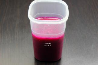 取200ml火龙果汁、200ml酸奶倒入一个大杯子中，拌均，让酸奶颜色与火龙果汁完全混合。