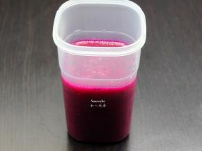 取200ml火龙果汁、200ml酸奶倒入一个大杯子中，拌均，让酸奶颜色与火龙果汁完全混合。