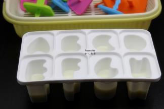 原味酸奶200ml，倒入冰棍模具中；这样，颜色会有层次哦，很漂亮。