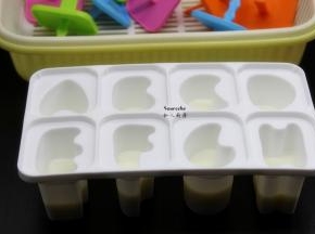 原味酸奶200ml，倒入冰棍模具中；这样，颜色会有层次哦，很漂亮。