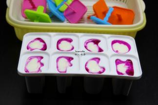 再把酸奶火龙果混合汁倒入模具中，别太满，要盖盖子会溢出。