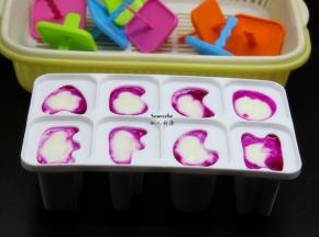 再把酸奶火龙果混合汁倒入模具中，别太满，要盖盖子会溢出。