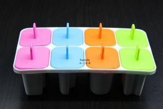 盖上模具盖子，放入冰箱冷冻一个晚上即可，别冻太久，水果冷冻太久营养成分减少。