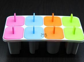 盖上模具盖子，放入冰箱冷冻一个晚上即可，别冻太久，水果冷冻太久营养成分减少。