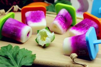 吃的时候取出，脱模，这是冷冻个晚上冰棍，是不是很美味。流口水了没有？