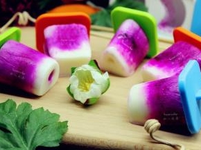 吃的时候取出，脱模，这是冷冻个晚上冰棍，是不是很美味。流口水了没有？