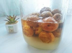 来个近照，梅子跟梅酒都很好哦，放越久越好。明年我就开封它