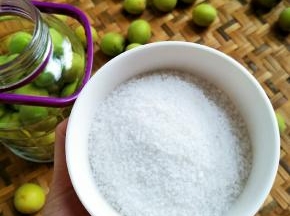 一碗盐，这样循环放入干净的密封瓶了，这是我们潮汕腌咸梅的办法，你要多点少点的盐都可以！