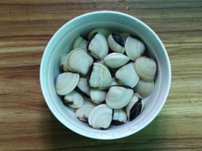 在处理别的食材的同时，可以再将白贝放淡盐水中浸泡