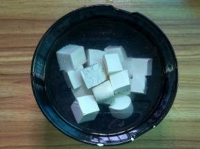 豆腐切小块，放淡盐水中浸泡10分钟