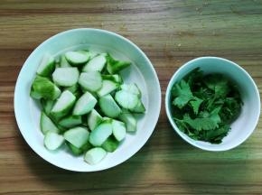 水瓜刨皮切块；香菜切段