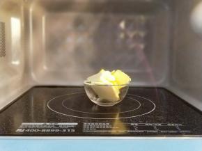 将切好的黄油放入微波炉中。