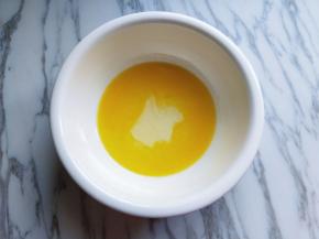 将融化的黄油，玉米油加入大口器具中。