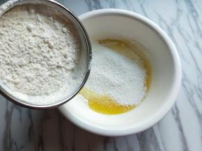 将奶粉，糖粉，低筋面粉过细筛。