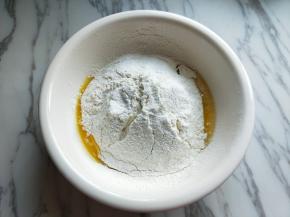 过细筛这一步不可以省略呦～这样做出来的饼干口感细腻爆满，回味悠长。