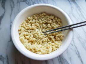 用筷子搅拌成絮状。