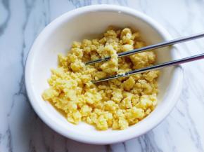 再次用筷子拌均匀，使鸡蛋和絮状的面融合。