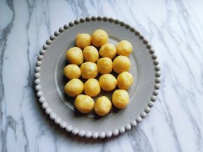 10分钟后将面团分成等份大小的小面团。（这个也可以根据个人喜欢，大一点，小一点都可以）