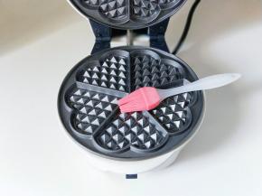 将华夫饼连接电源，预热2分钟，刷上少许食用油。