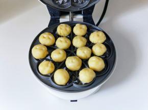 再把小面团放入华夫饼机器的烤盘中。（记得面团和面团之间间隔距离哈！）