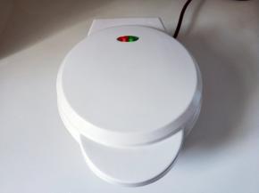 盖上华夫饼盖子，3-5分钟即可。“为什么说3-5分钟呐！给大家参考一下，比如你喜欢吃饼干火大一点的，那么就烤5分钟，如果你喜欢饼干的口感比较酥嫩香软的，那么你就烤3分钟，根据个人喜欢的口感调节时间的长短。”