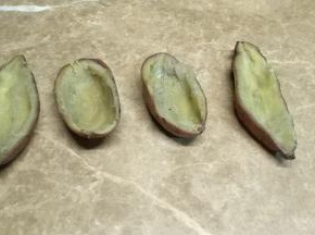 番薯晾凉后 把肉挖出来，注意皮不要挖太薄，留点肉