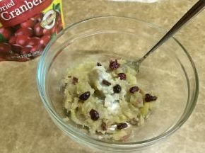  番薯肉加入黄油、蔓越莓、淡奶油、炼乳一起搅拌