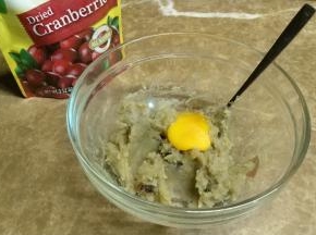 加入蛋黄一个继续搅拌均匀