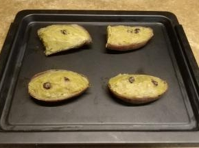 将搅拌好的番薯泥装进红薯皮