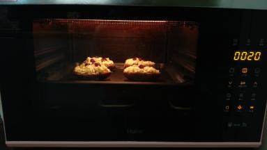 烤箱预热，180度中层20分钟