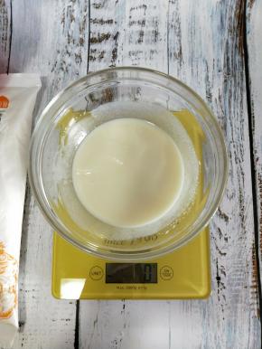 牛奶和油搅拌至乳化状态