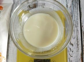 牛奶和油搅拌至乳化状态
