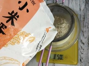 筛入小米蛋糕粉，拌至没干粉状态