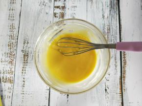 搅拌均匀成细腻的蛋黄糊备用