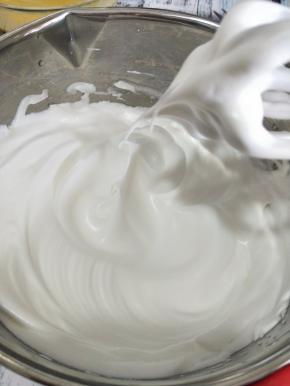 蛋清加入40克糖打发至湿性发泡的小弯钩状态