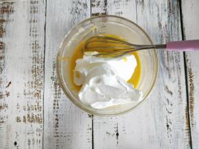 打发好蛋白后，先加三分之一的蛋白至蛋黄糊中