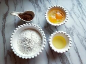 准备食材并称重。