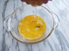 再加入玉米油。