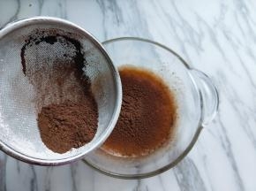 将可可粉过细筛，筛入蛋液中。