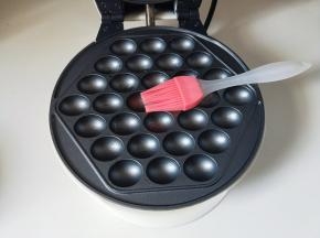 华夫饼预热2分钟，烤盘上刷少许食用油。