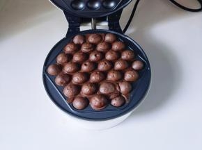 将华夫饼电器盖子打开。（休息烫手）