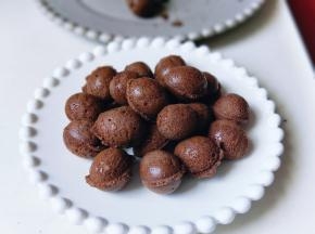 如果你喜欢不弄成一颗一颗的，那么久直接从烤盘中取出一整张。