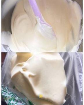 13. 翻扮均匀后，倒入准备好的裱花袋里。然后把裱花袋拿起来，最下面减个1㎝左右得口，这步没拍照，手都在忙没手拍了哈。